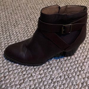 Like new. Never been wore outside. Don’t have the original box.